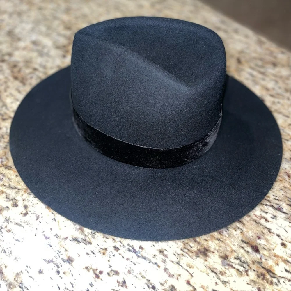 Lack of color black hat - Picture 2 of 5